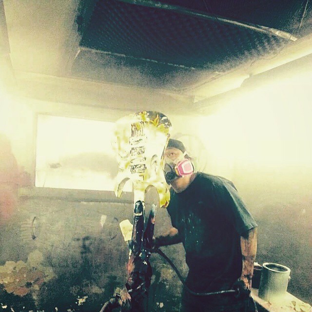 006년, 성수동 내 작업실에서 가든킴의 기타를 페인팅하며 다양한 페인팅을 시도했다.
In 2006, at my studio in Seongsu-dong, I painted Garden Kim's guitar and experimented with various painting styles.