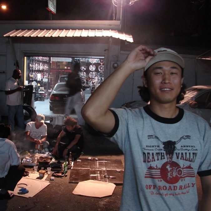 2006년, LA 제임스의 빅보이즈 커스텀샵에서 다양한 커스텀 작업을 경험했다. 사진의 뒤에는 친구 과미가 있다. 과미네 집에서 1달간 함께 살았다.
In 2006, I gained experience in various custom works at James' Big Boys Custom Shop in LA. Behind me in the photo is my friend Gwami. I stayed at Gwami's house for a month.